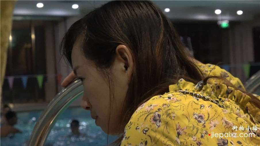 4k-游泳馆内的凉拖连衣裙美女