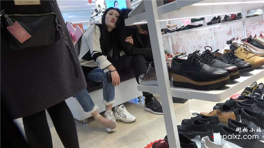 4k-肉丝蓝牛运动鞋街拍美女试高跟鞋