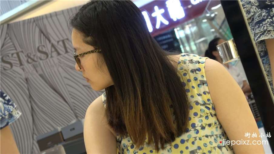 4k-米黄色斑点连衣裙美女鞋柜试鞋街拍美足