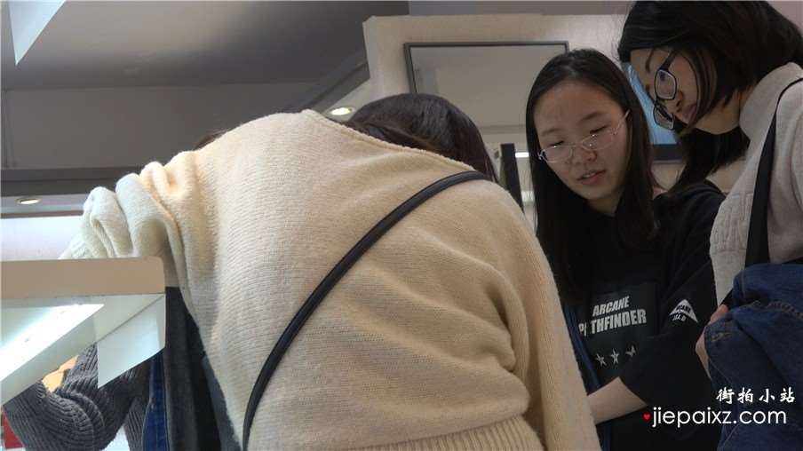 4k-鞋柜试高跟的灰色毛衣街拍美女