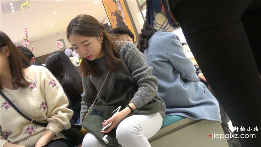 4k-鞋柜试高跟的灰色毛衣街拍美女