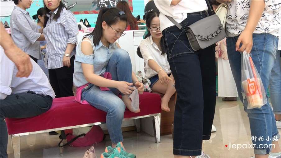 4k-鞋柜试鞋的两位美女街拍美足