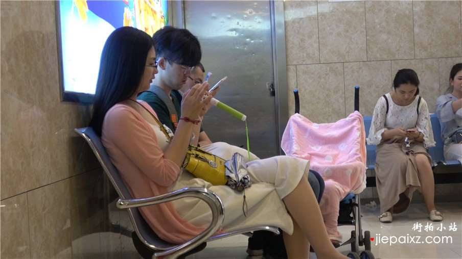 4k-白色连衣裙知性美女街拍高跟