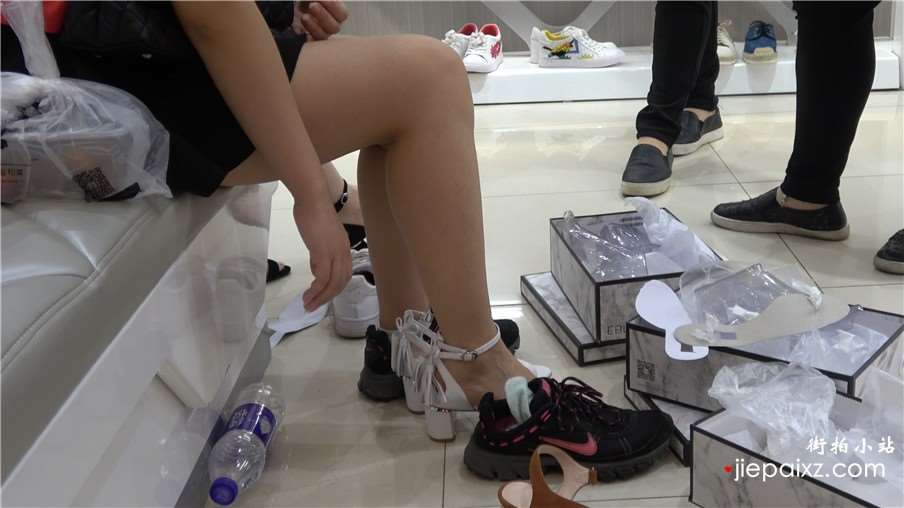 4k-鞋柜试鞋的美足极品少妇