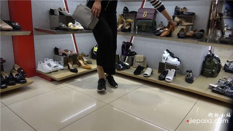 4k-鞋柜试鞋的两位极品少妇