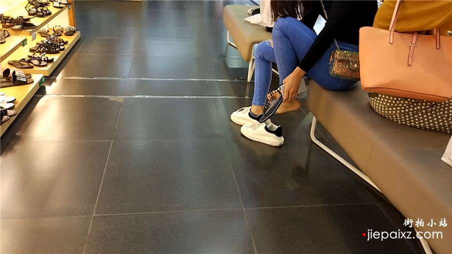 初春鞋店拍摄紧身牛仔裤小妹试凉鞋