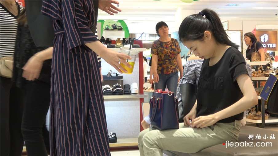 4k-鞋柜试鞋的两位极品少妇