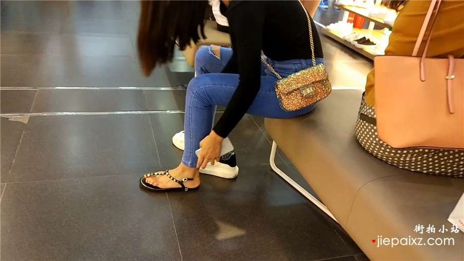 初春鞋店拍摄紧身牛仔裤小妹试凉鞋