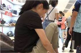 4k-鞋柜试鞋的两位极品少妇