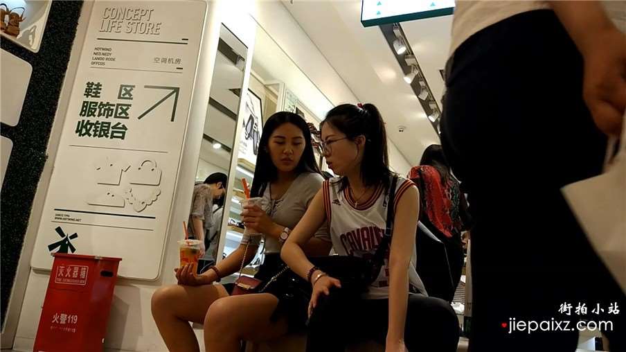 鞋店试鞋的女孩众多，美腿美脚丫令人目不暇接