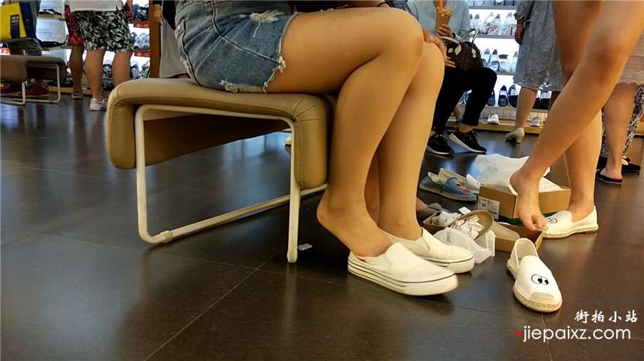 鞋店试鞋的丝袜牛仔包臀裙小美女