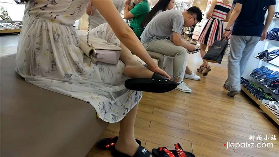 鞋柜试鞋的连衣裙龅牙小妹