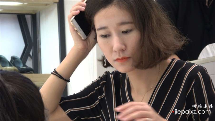 4k-近距离特写鞋柜试鞋的甜美小姐姐，客官慢慢欣赏