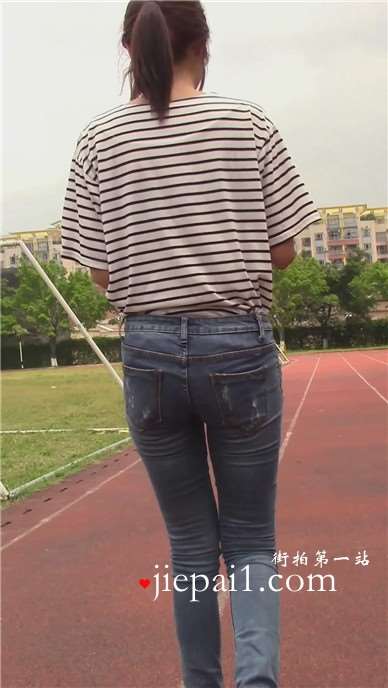 青春可爱马尾辫小妹学校操场跑到上随拍 [2.04 GB]