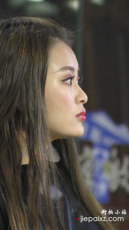 4k-车展拍摄甜美短裙漂亮小姐姐