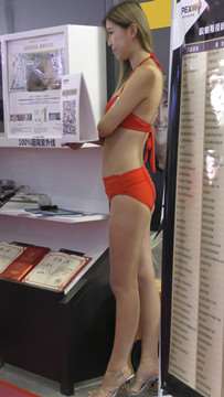 4k-红色比基尼性感车模美女
