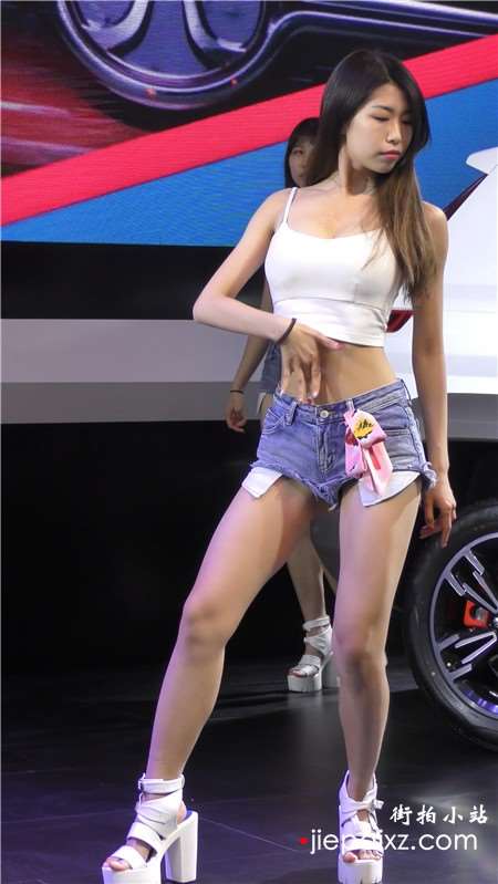 4k-超短碎边牛仔热裤白色背心丰满街拍美女热舞