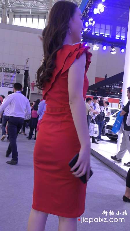 4k-红裙性感车模美女，笑起来真美