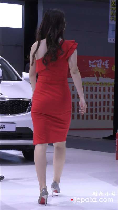 4k-红裙性感车模美女，笑起来真美