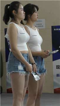 4k-街拍热裤丰满性感的两美女小姐姐