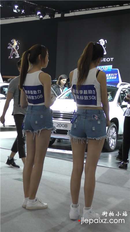 4k-街拍热裤丰满性感的两美女小姐姐