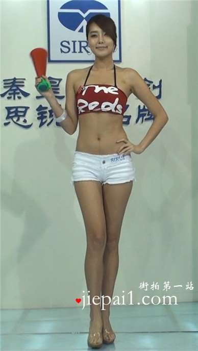 性感高跟长腿美女模特舞台走秀。