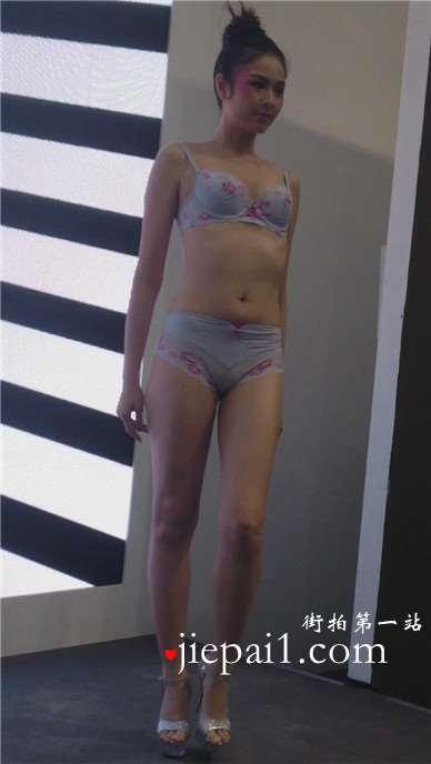 性感内衣美女模特不同款式内衣亮相。