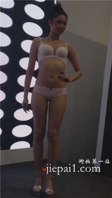 性感内衣美女模特不同款式内衣亮相。
