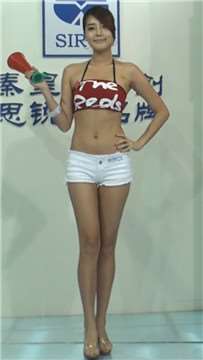 性感高跟长腿美女模特舞台走秀。