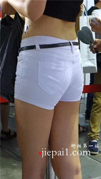 chinajoy展会现场的热裤美臀少女。