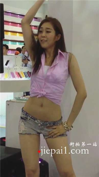 牛仔热裤火辣身材的美女热舞秀。