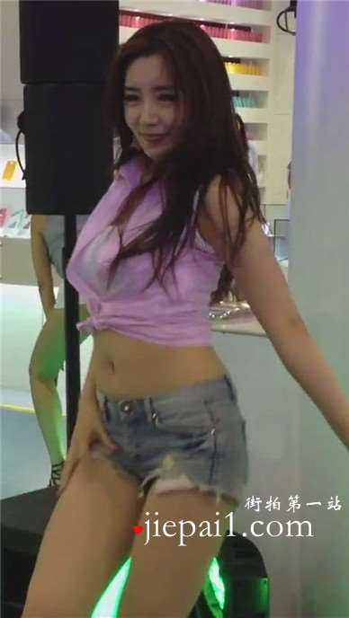 牛仔热裤火辣身材的美女热舞秀。
