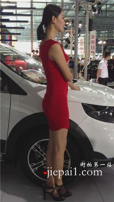 前凸后翘的优雅知性红裙长腿美女车模。