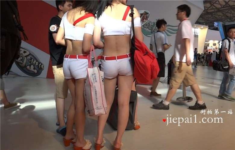 ChinaJoy展会现场的美臀长腿妹子们。