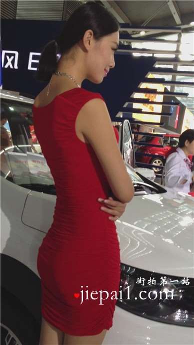 前凸后翘的优雅知性红裙长腿美女车模。