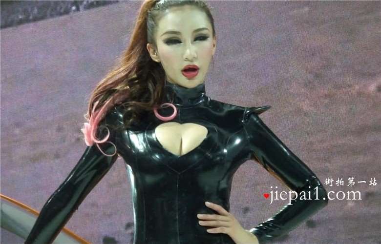 黑色紧身皮衣皮裤丰满的美女车模。