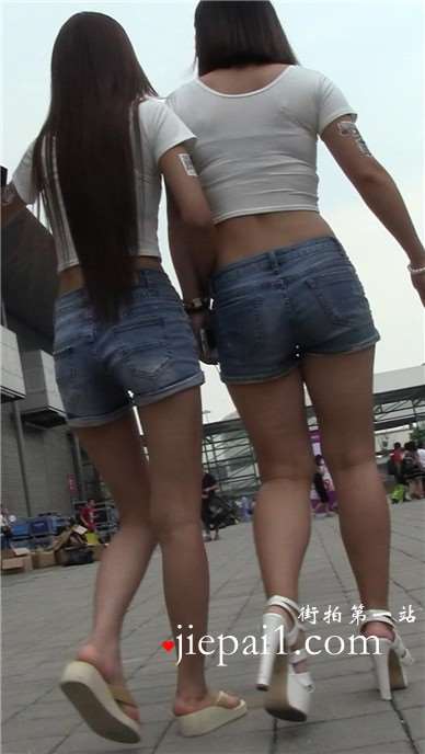 紧身翘臀牛仔热裤长腿高跟鞋美女姐妹花。