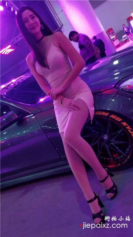 4k-甜美笑容的大长腿美女性感车模
