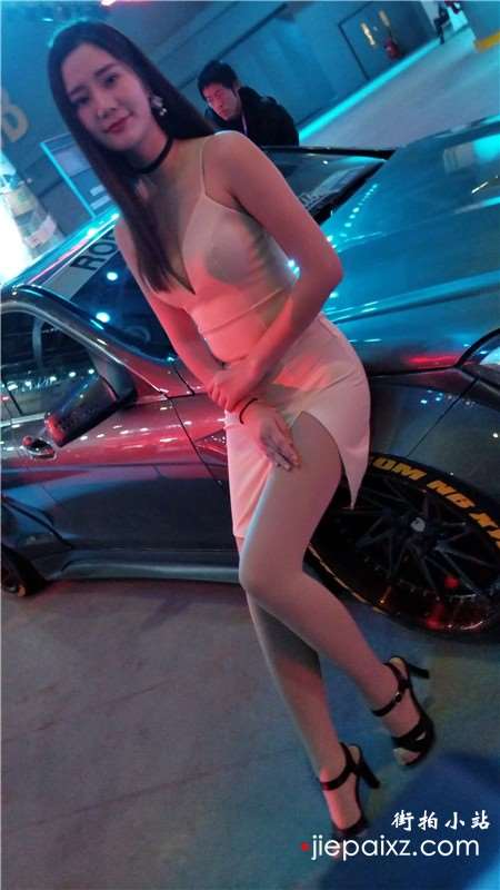 4k-甜美笑容的大长腿美女性感车模