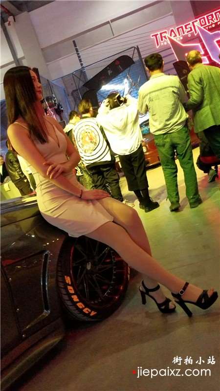 4k-甜美笑容的大长腿美女性感车模