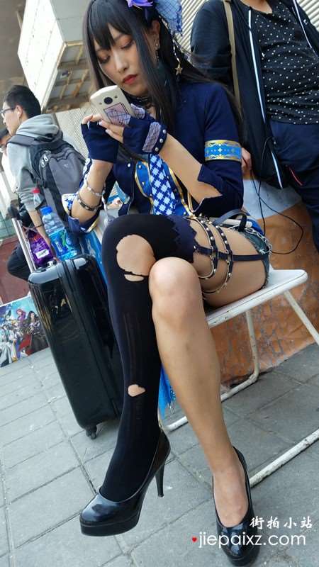 4k-性感破洞丝袜cosplay女孩，眼睛好大炯炯有神