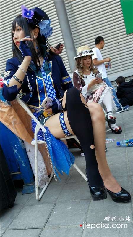 4k-性感破洞丝袜cosplay女孩，眼睛好大炯炯有神