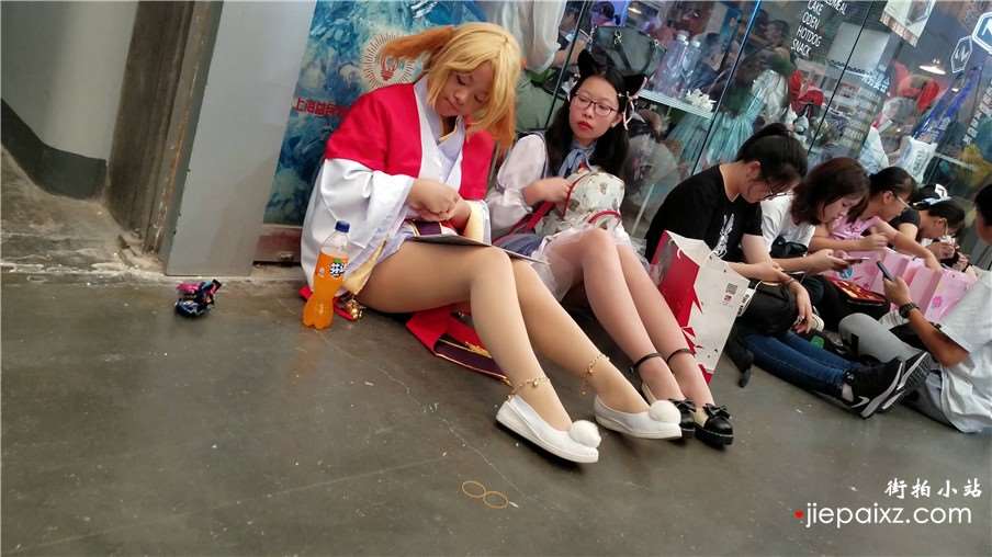 4k-肉色丝袜小清纯美眉休息不忘补个妆