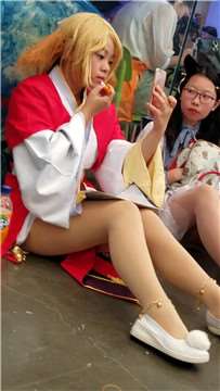 4k-肉色丝袜小清纯美眉休息不忘补个妆