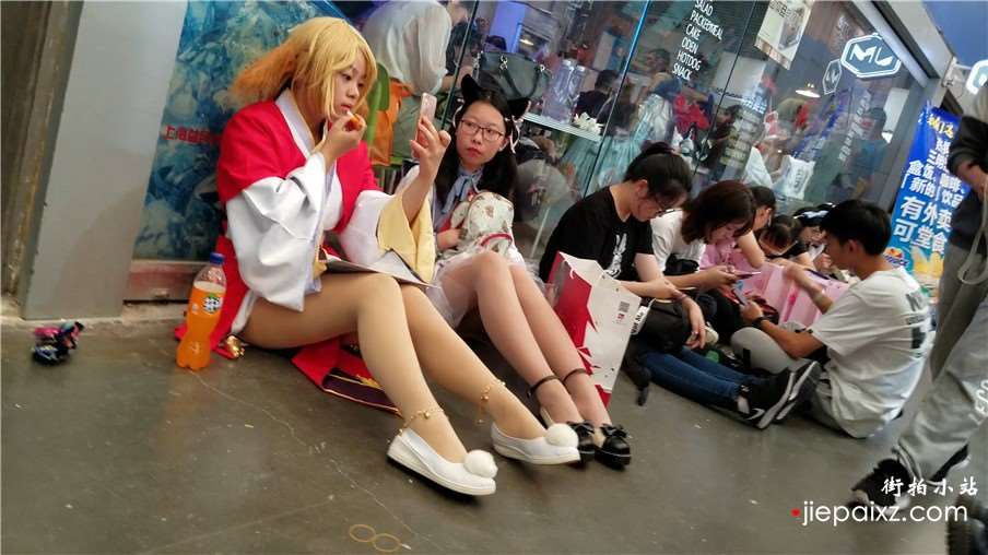 4k-肉色丝袜小清纯美眉休息不忘补个妆