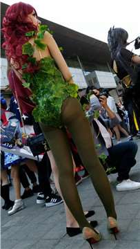 4k超清，美女的装扮很特别，全站长满了青苔！