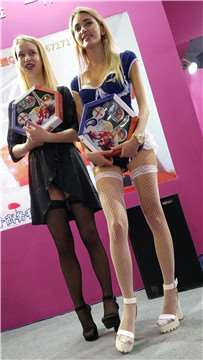 4k超清，性用品展销会杜蕾斯请来的网袜大长腿外国美女