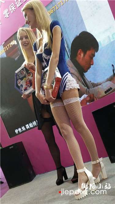 4k超清，性用品展销会杜蕾斯请来的网袜大长腿外国美女