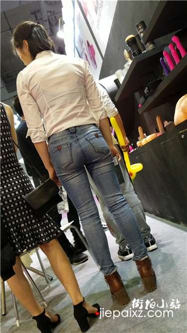 4k超清视频，极品紧身蓝色牛仔裤丰臀妹子