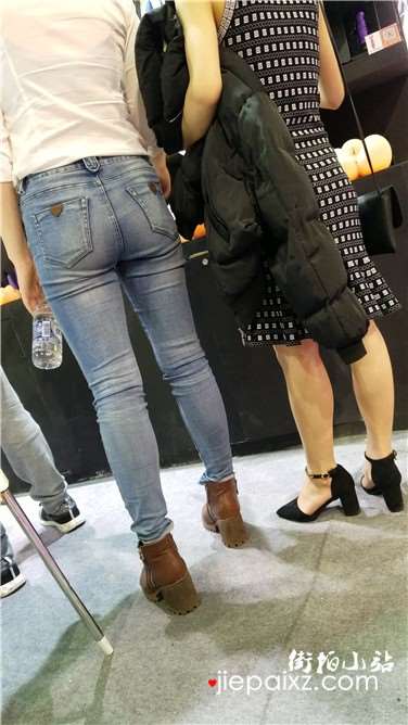 4k超清视频，极品紧身蓝色牛仔裤丰臀妹子